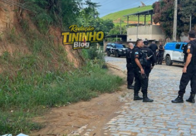Polícia apreende drogas e simulacro de arma durante operação no Morro do Calvário, em Bom Jesus