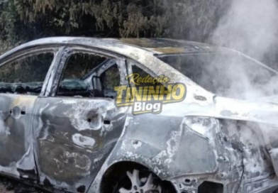 Carro fica destruído após incêndio no bairro Santa Rosa, em Bom Jesus do Itabapoana